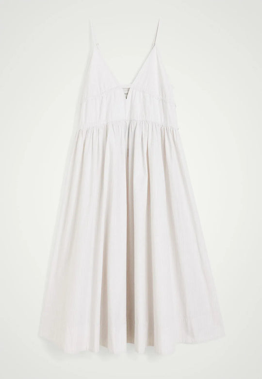 Herskind Miranda Dress i creme pinstripe – lang V-hals kjole med horisontale cutlines og justerbar snøre.