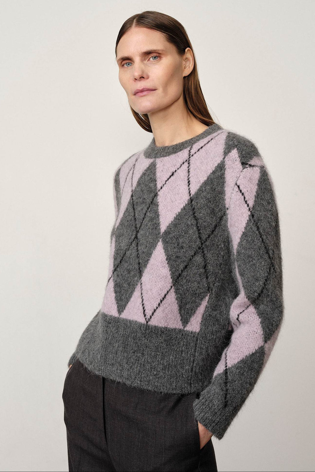 Herskind Carter Strikbluse i Argyle Violet med rund hals og dropped shoulders, lavet af blød alpaca- og uldblanding.