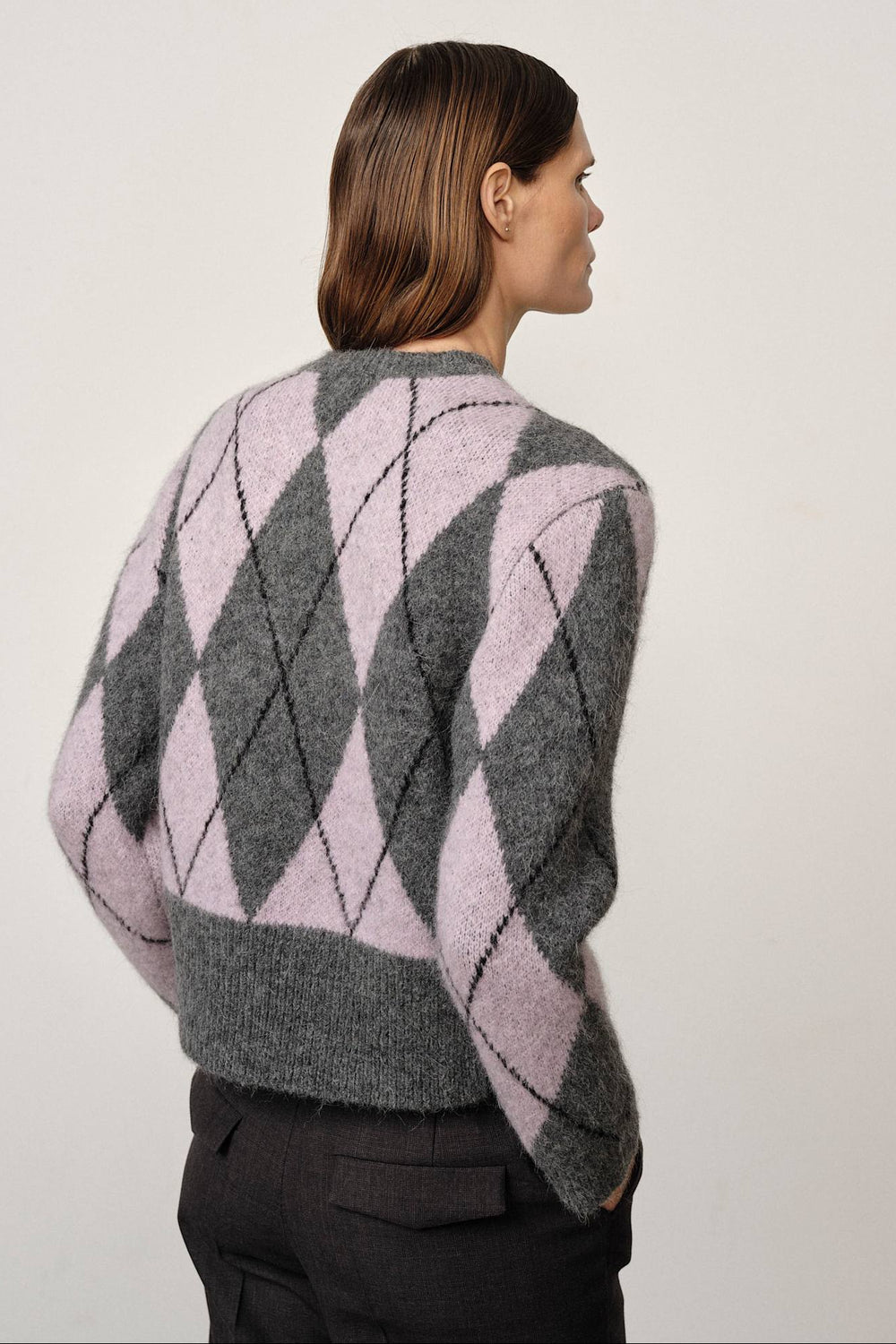 Herskind Carter Strikbluse i Argyle Violet med rund hals og dropped shoulders, lavet af blød alpaca- og uldblanding.