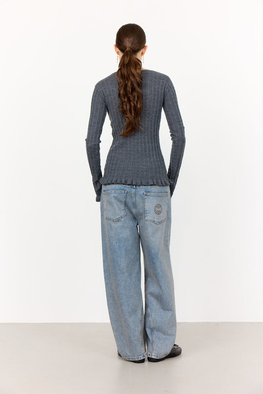 Levete Room LR-Ismaila 13 Pullover i mørkegrå, strikket i 100% merinould med rund hals.