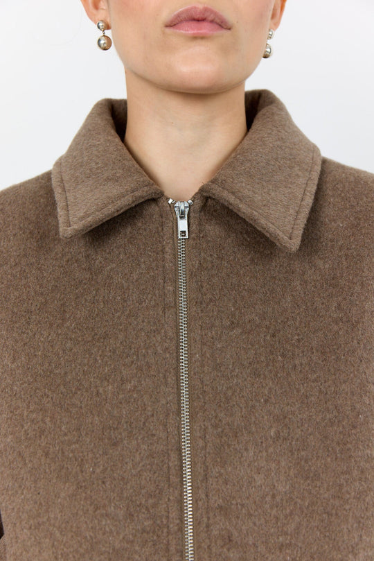 Levete Room LR-OWA 37 Jakke i lys brun med klassisk krave, lynlåslukning og subtil strukturering forneden.