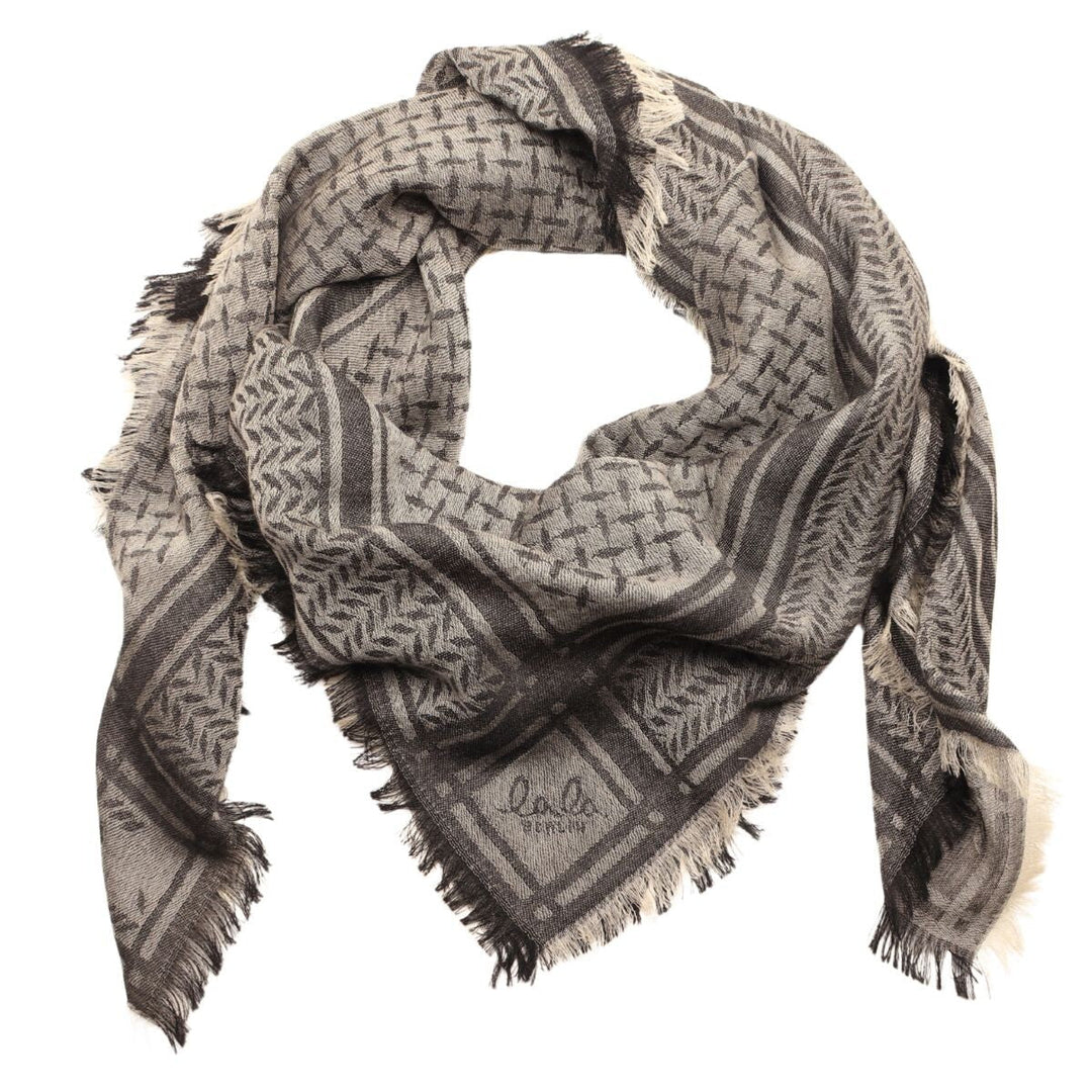 Lala Berlin Arilla Cashmere Gauze – trekantet tørklæde i 100% cashmere med sort/hvidt Heritage-print. Blød kvalitet og luksuriøst design med let frynset finish.