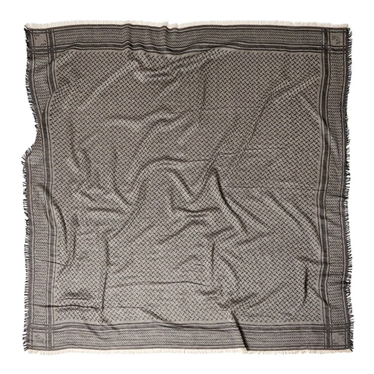 Lala Berlin Arilla Cashmere Gauze – trekantet tørklæde i 100% cashmere med sort/hvidt Heritage-print. Blød kvalitet og luksuriøst design med let frynset finish.