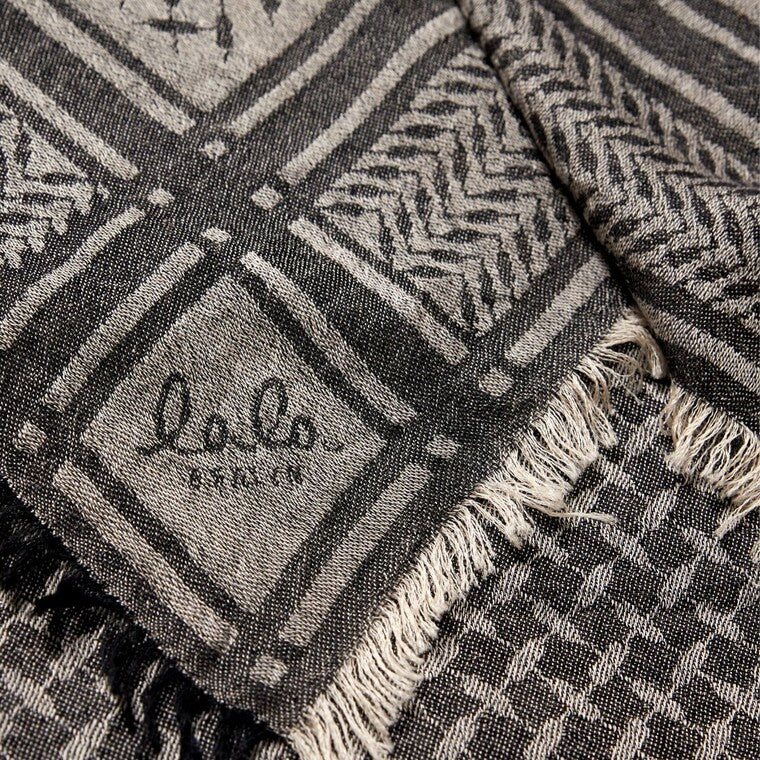 Lala Berlin Arilla Cashmere Gauze – trekantet tørklæde i 100% cashmere med sort/hvidt Heritage-print. Blød kvalitet og luksuriøst design med let frynset finish.