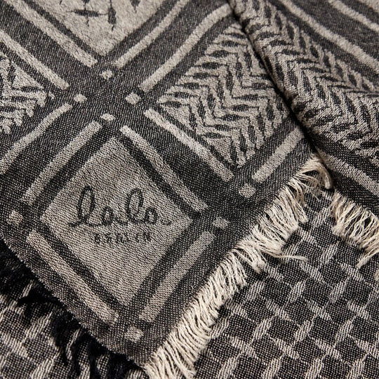 Lala Berlin Arilla Cashmere Gauze – trekantet tørklæde i 100% cashmere med sort/hvidt Heritage-print. Blød kvalitet og luksuriøst design med let frynset finish.