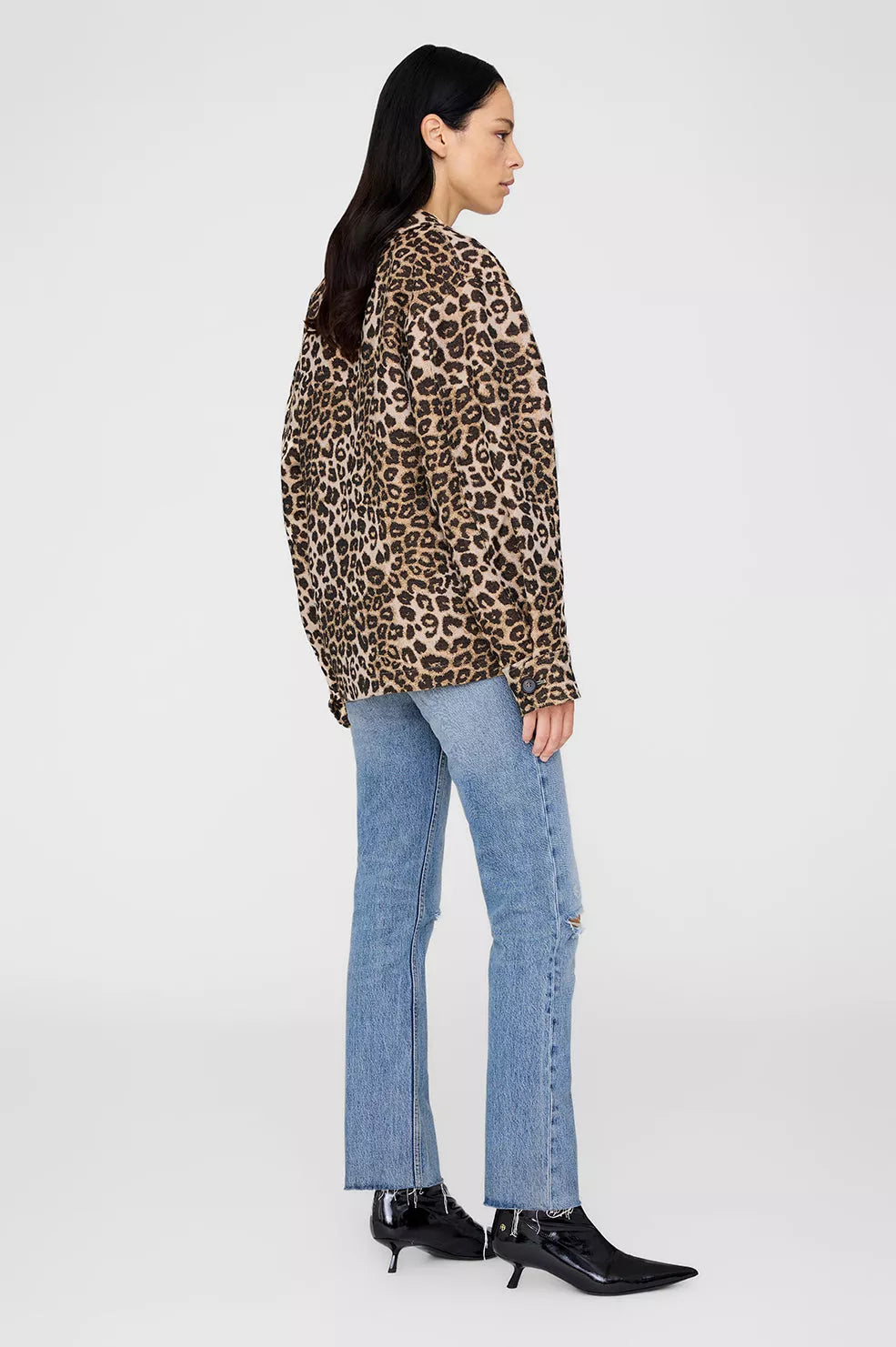 Anine Bing Flynn Jacket i leopard – let jakke i bomuldsblend med krave, lommer og knaplukning.