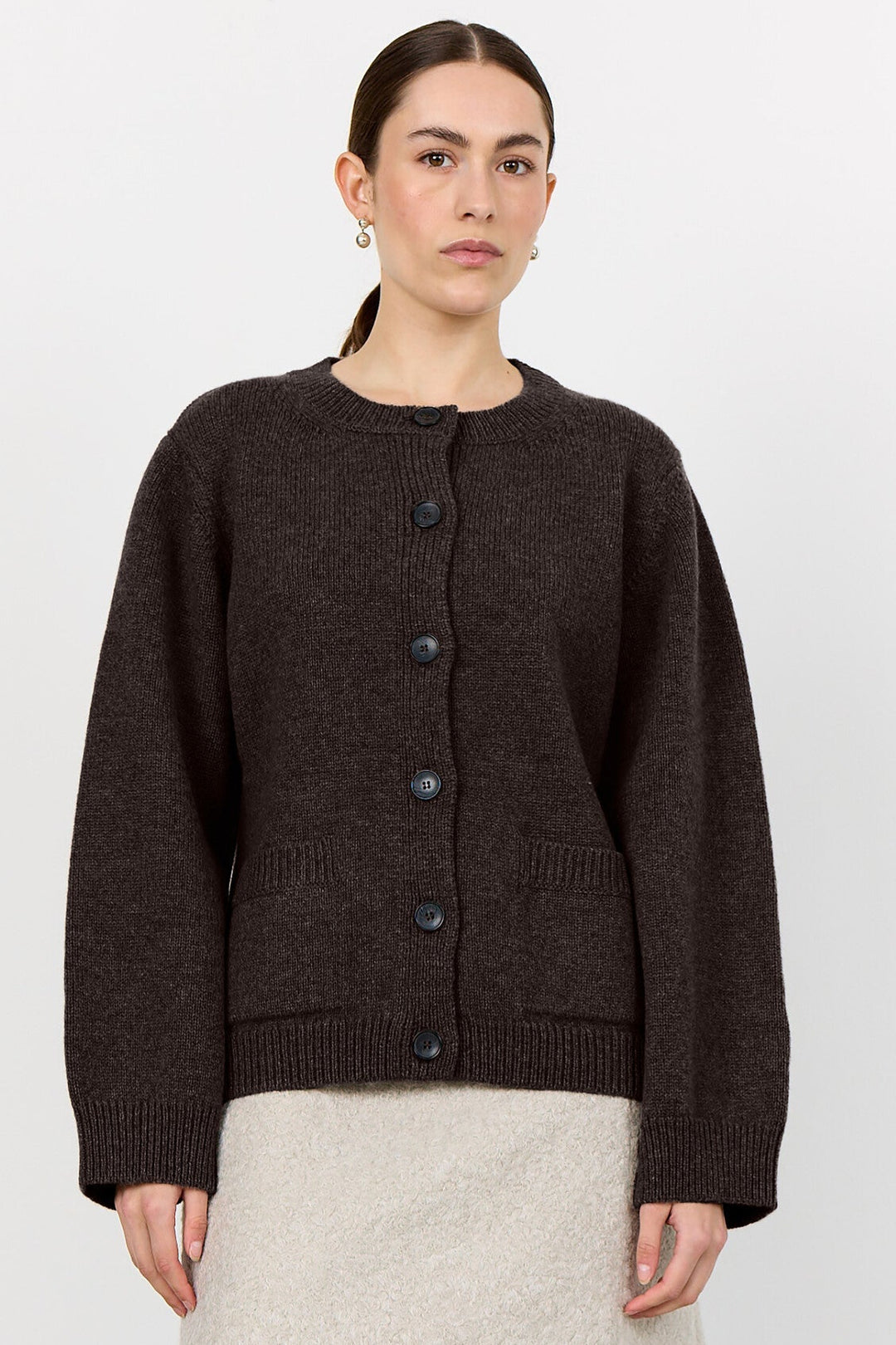 Levete Room LR-Perle 9 Cardigan i Dark Brown, strikket i merinould og cashmere med rund hals og knaplukning.