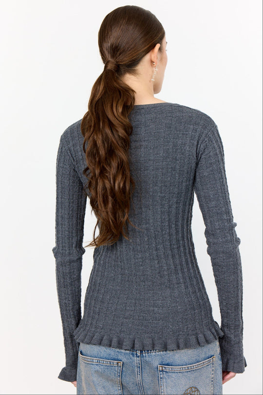 Levete Room LR-Ismaila 13 Pullover i mørkegrå, strikket i 100% merinould med rund hals.