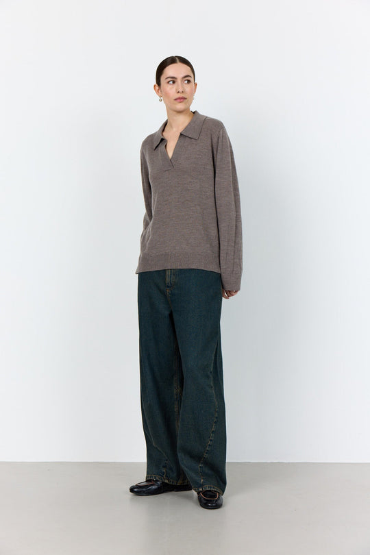 Levete Room LR-Ismaila 9 Pullover i merinould med klassisk krave, V-hals og ribbede manchetter.