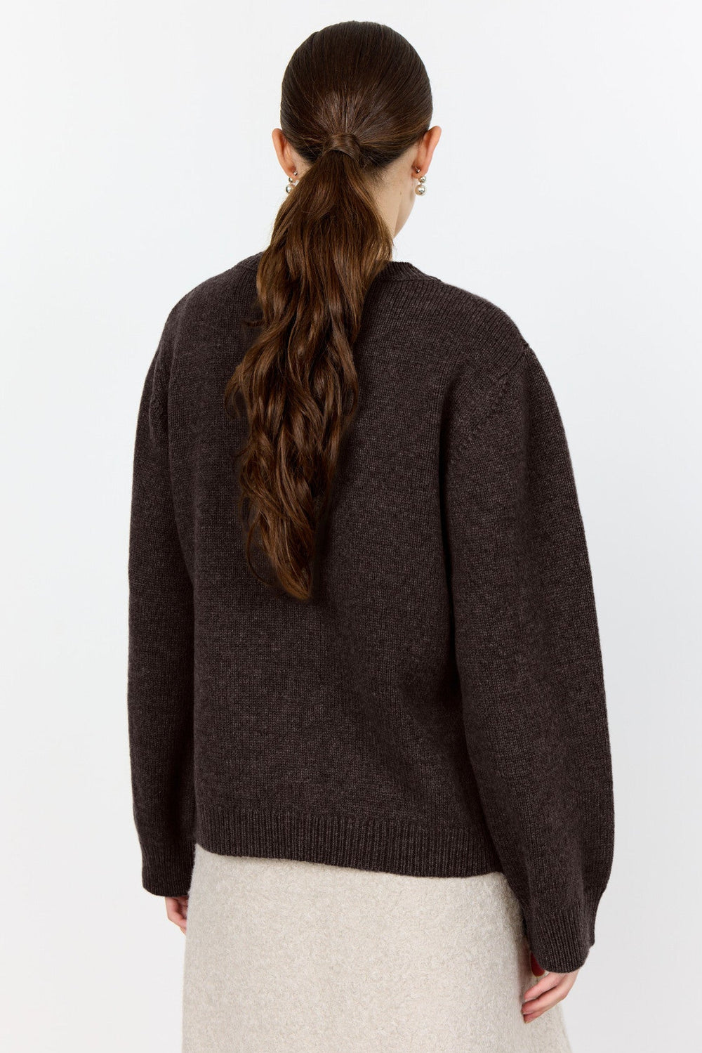 Levete Room LR-Perle 9 Cardigan i Dark Brown, strikket i merinould og cashmere med rund hals og knaplukning.