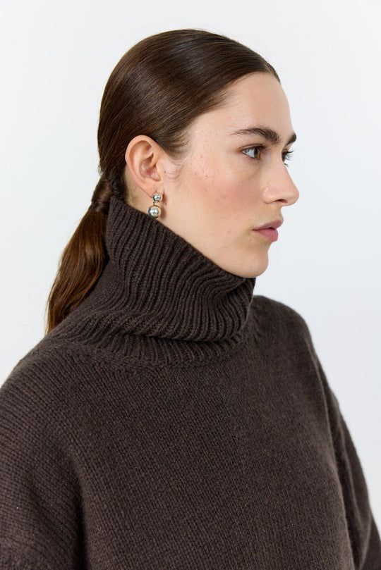 LR-PERLE 3 Pullover Mørk Brun – ribbet rullekrave, lange ærmer og blød merinould/kashmirblanding til hverdags- og kontorbrug.