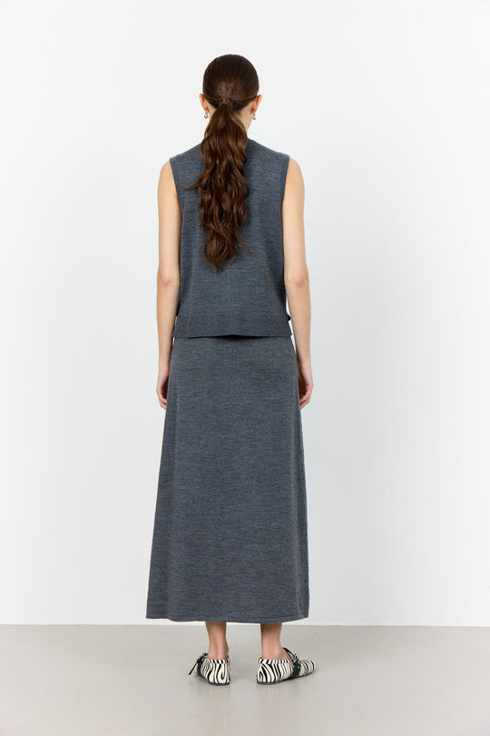 Levete Room Ismaila 11 vest i mørkegrå, strikket i 100% merinould med knaplukning og rund hals.