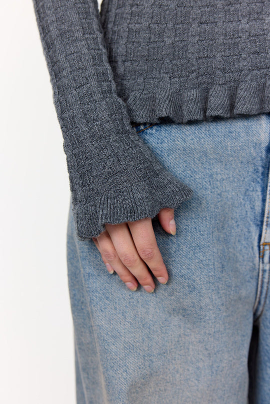 Levete Room LR-Ismaila 13 Pullover i mørkegrå, strikket i 100% merinould med rund hals.