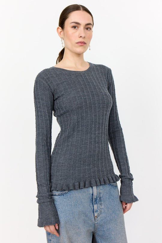 Levete Room LR-Ismaila 13 Pullover i mørkegrå, strikket i 100% merinould med rund hals.