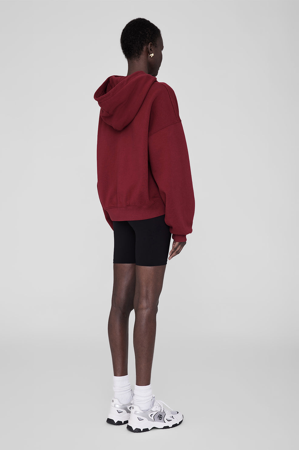 Anine Bing Alec Hoodie Sport i cabernet rød. Chenille patch i ivori og sort broderi. Let oversized pasform med kortere længde for en afslappet, sporty stil.