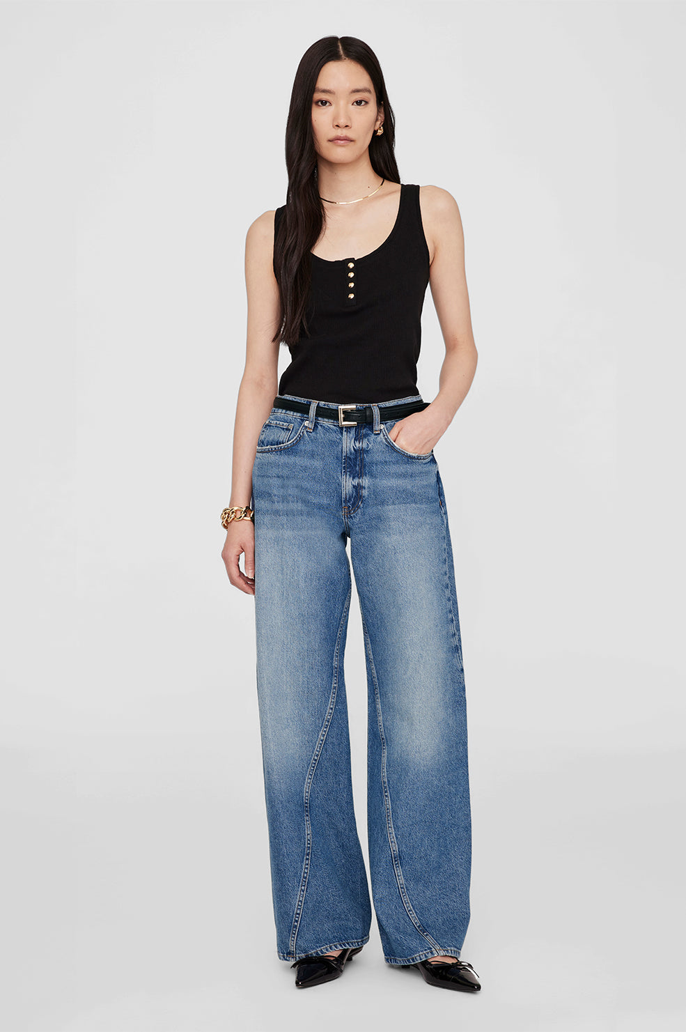 Anine Bing Alessia Tank – ribbet tanktop i bomuldsblanding med guld-monogram knapper og afslappet pasform.