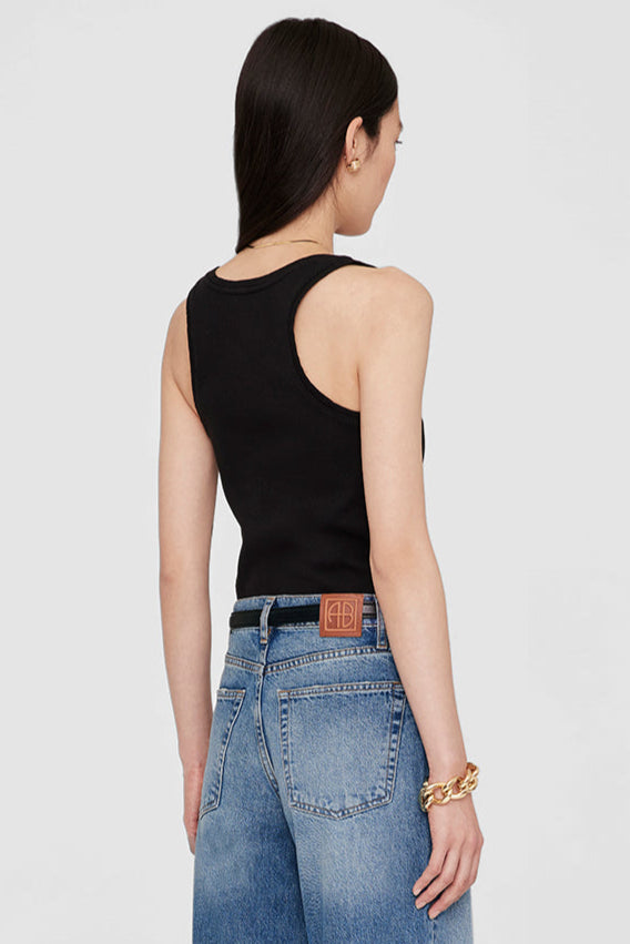 Anine Bing Alessia Tank – ribbet tanktop i bomuldsblanding med guld-monogram knapper og afslappet pasform.