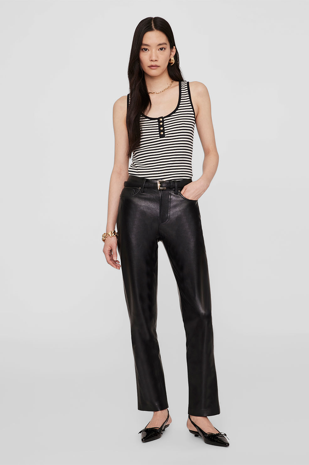 Anine Bing Alessia Tank – stribet tanktop i bomuldsblanding med guld-monogram knapper og afslappet pasform.