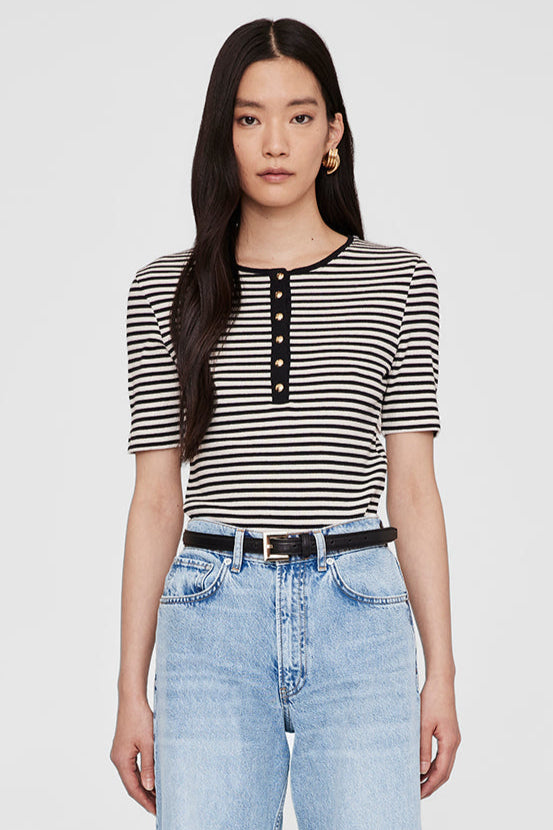 Anine Bing Alessia Tee – ribbet T-shirt i bomuldsblanding med høj crewneck og guld-monogram knapper.