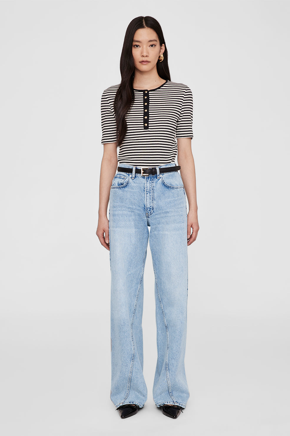 Anine Bing Alessia Tee – ribbet T-shirt i bomuldsblanding med høj crewneck og guld-monogram knapper.