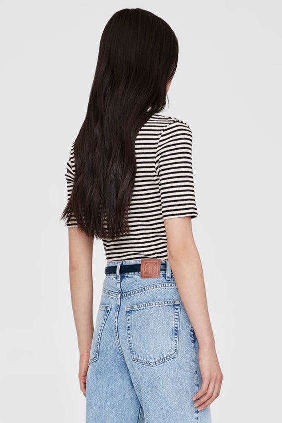 Anine Bing Alessia Tee – ribbet T-shirt i bomuldsblanding med høj crewneck og guld-monogram knapper.