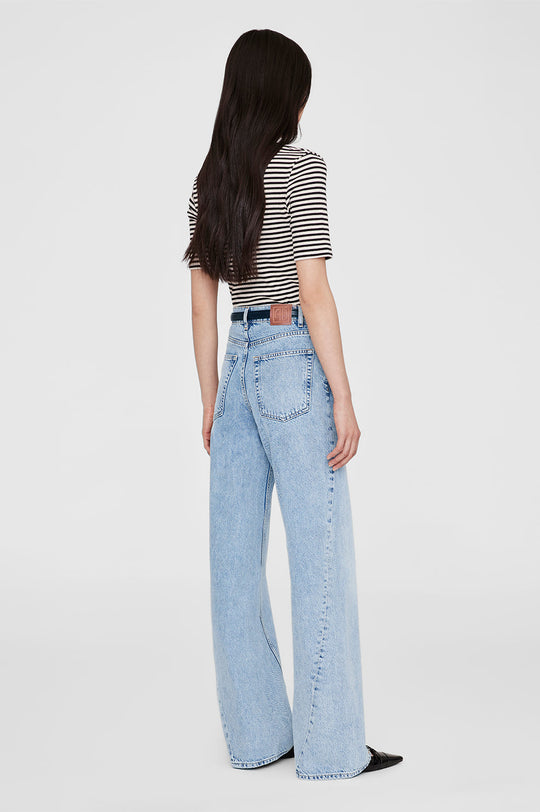 Anine Bing Alessia Tee – ribbet T-shirt i bomuldsblanding med høj crewneck og guld-monogram knapper.