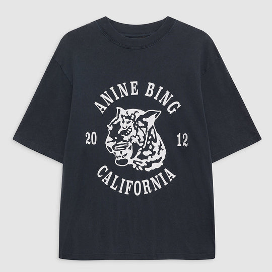 Anine Bing Avi Tee Collegiate Leopard – oversized T-shirt i 100% bomuld med vintage washed charcoal-look.
