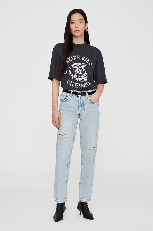 Anine Bing Avi Tee Collegiate Leopard – oversized T-shirt i 100% bomuld med vintage washed charcoal-look.
