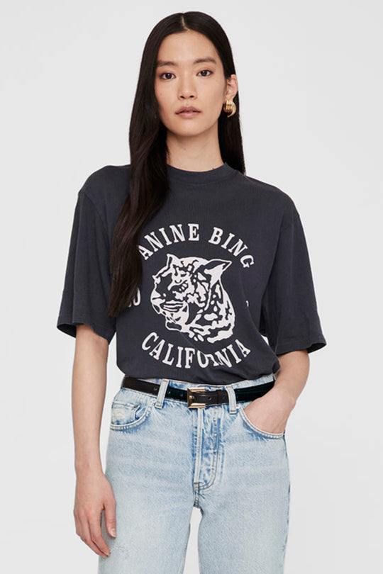 Anine Bing Avi Tee Collegiate Leopard – oversized T-shirt i 100% bomuld med vintage washed charcoal-look.