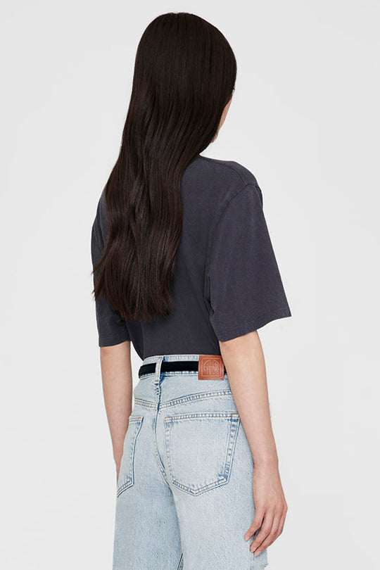 Anine Bing Avi Tee Collegiate Leopard – oversized T-shirt i 100% bomuld med vintage washed charcoal-look.