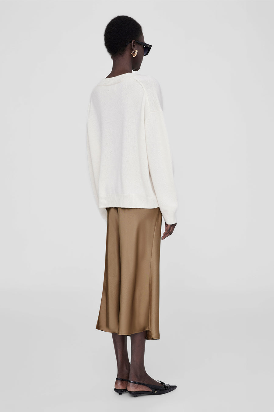 Anine Bing Bar Silk Skirt – luksuriøs midi-nederdel i 100% silke, højtaljet og skåret på skrå.