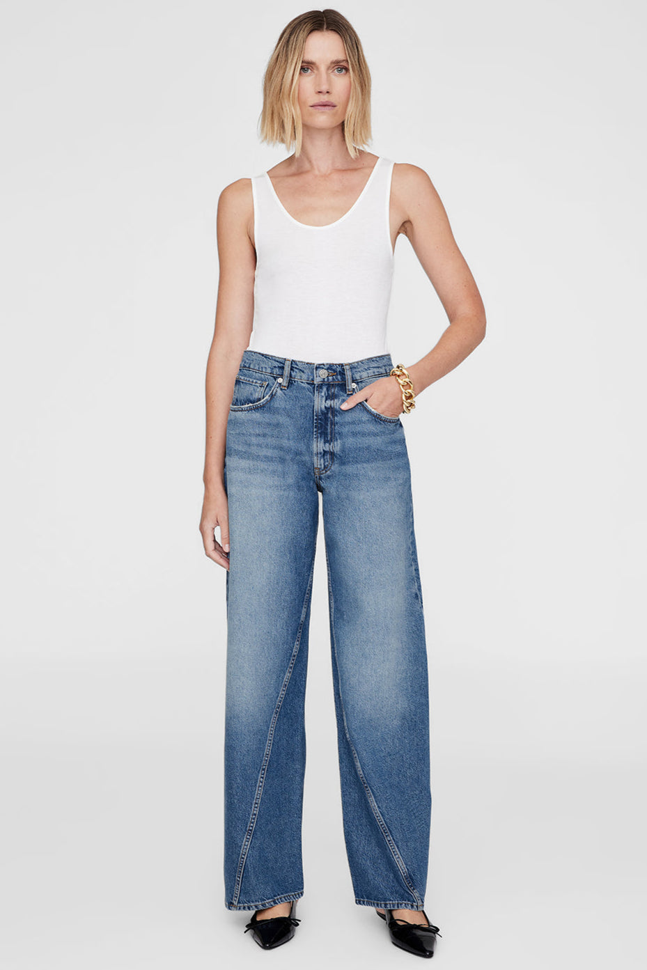 Anine Bing Brie Jean – højtaljede wide-leg jeans i 100% bomuldsdenim med twisted søm-detaljer og afslappet pasform.