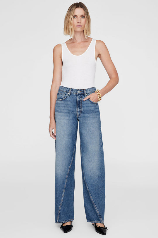 Anine Bing Brie Jean – højtaljede wide-leg jeans i 100% bomuldsdenim med twisted søm-detaljer og afslappet pasform.