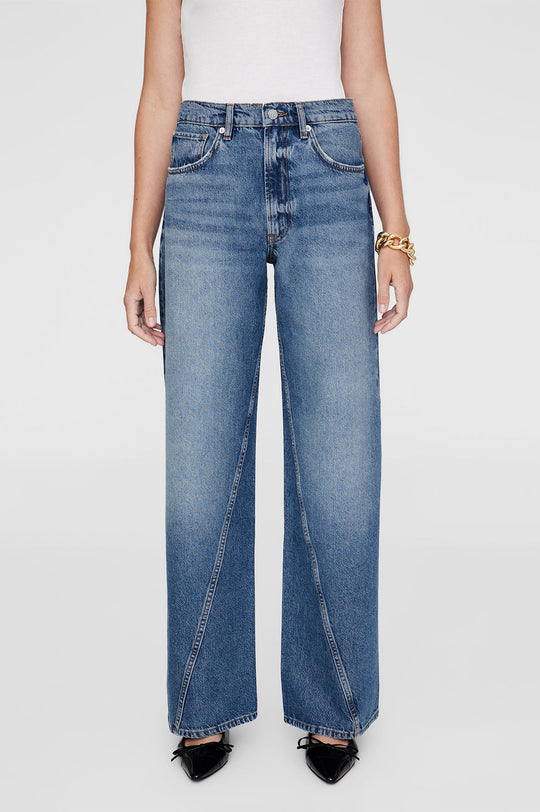 Anine Bing Brie Jean – højtaljede wide-leg jeans i 100% bomuldsdenim med twisted søm-detaljer og afslappet pasform.