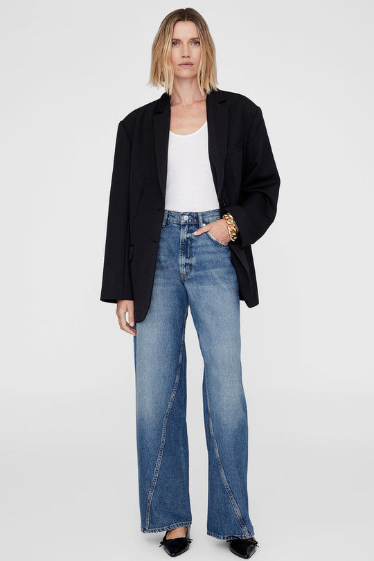 Anine Bing Brie Jean – højtaljede wide-leg jeans i 100% bomuldsdenim med twisted søm-detaljer og afslappet pasform.