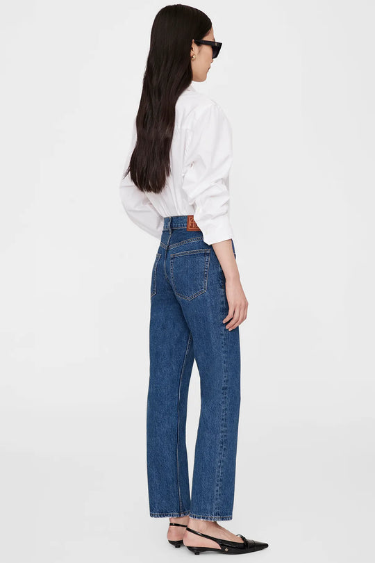 Anine Bing Essie Shirt – hvid tailored skjorte i 100% bomuldspoplin med perlemorsknapper og luksuriøse detaljer. Tidløs og elegant.