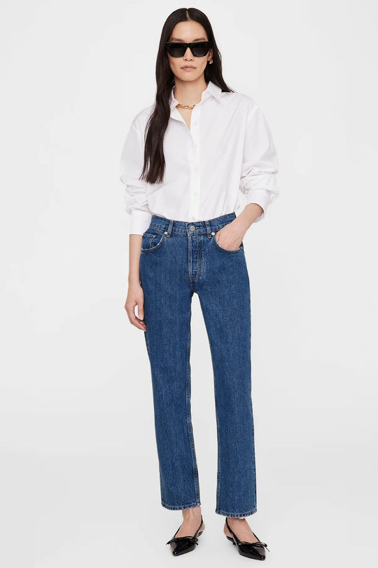 Anine Bing Essie Shirt – hvid tailored skjorte i 100% bomuldspoplin med perlemorsknapper og luksuriøse detaljer. Tidløs og elegant.