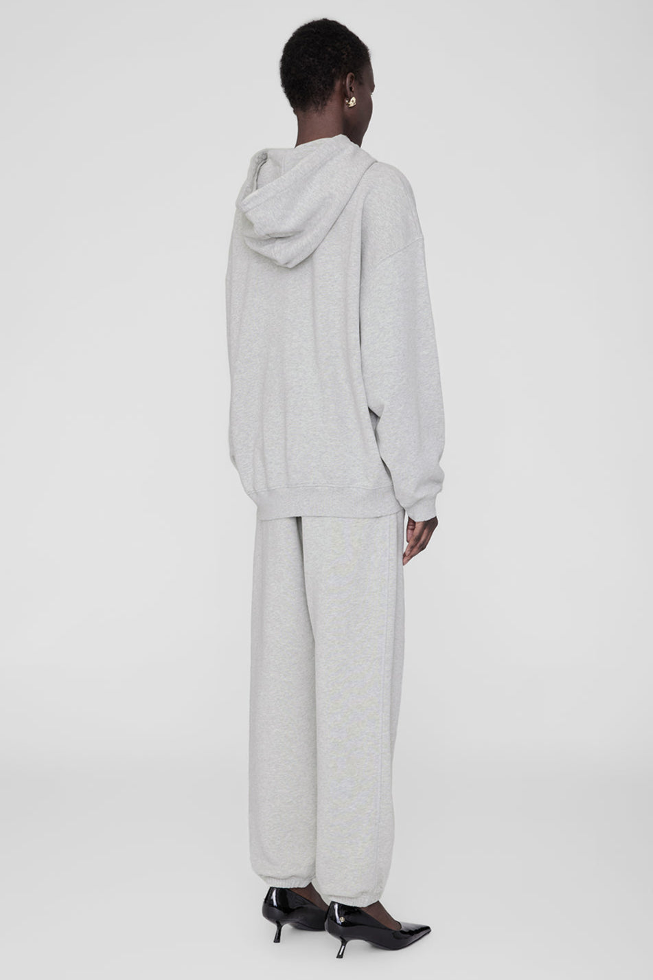 Anine Bing Harvey Sweatshirt i heather grey. Oversized hoodie med signaturgrafik, vintage-look og kængurulomme. Komfortabel og stilfuld på én gang.