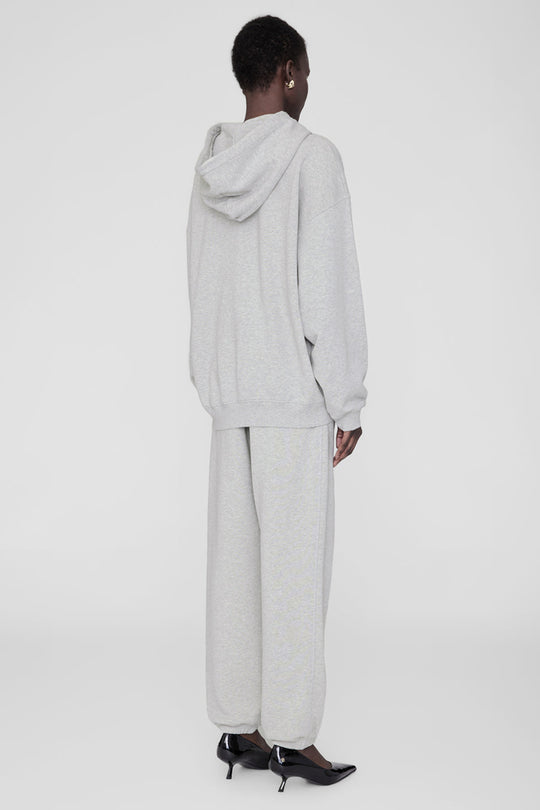 Anine Bing Harvey Sweatshirt i heather grey. Oversized hoodie med signaturgrafik, vintage-look og kængurulomme. Komfortabel og stilfuld på én gang.