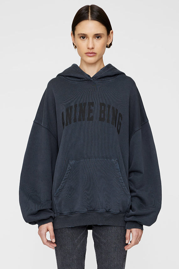 Anine Bing Harvey Sweatshirt – Oversized Hoodie i Vasket Sort med Sporty Detaljer