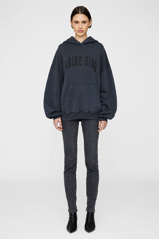 Anine Bing Harvey Sweatshirt – Oversized Hoodie i Vasket Sort med Sporty Detaljer