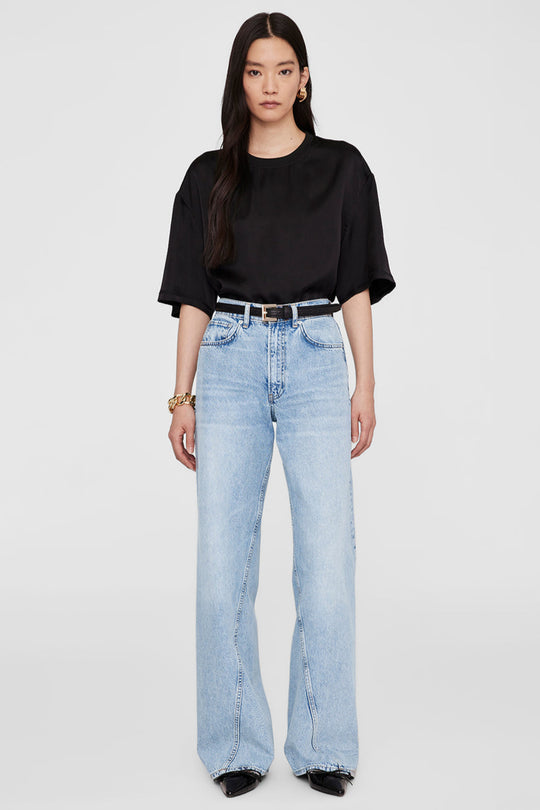 Anine Bing Imogen Top – luksuriøs silkebluse i 100% charmeuse med semi-skinnende finish, oversized pasform og elegante detaljer.