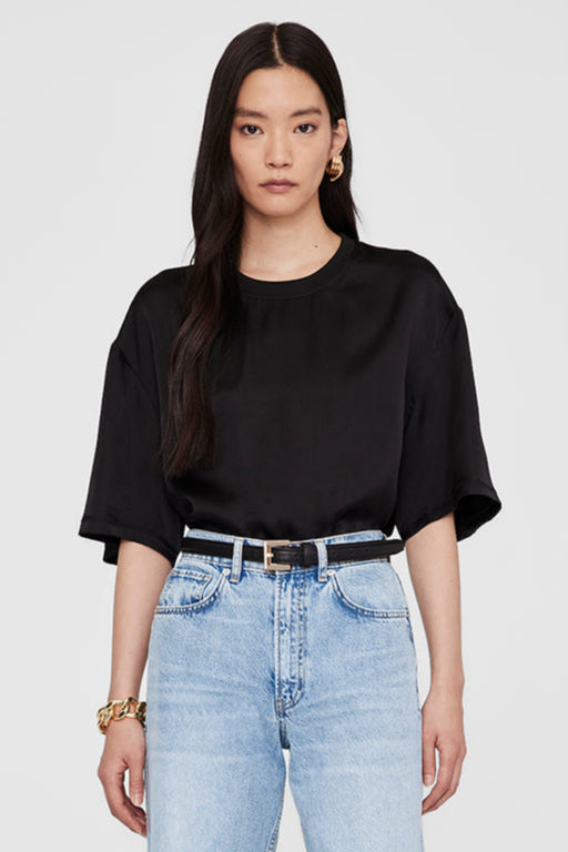 Anine Bing Imogen Top – luksuriøs silkebluse i 100% charmeuse med semi-skinnende finish, oversized pasform og elegante detaljer.