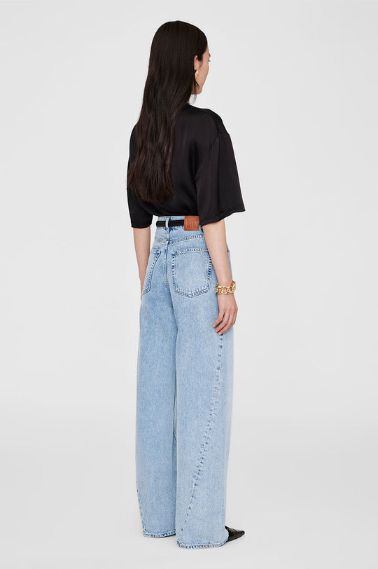 Anine Bing Imogen Top – luksuriøs silkebluse i 100% charmeuse med semi-skinnende finish, oversized pasform og elegante detaljer.