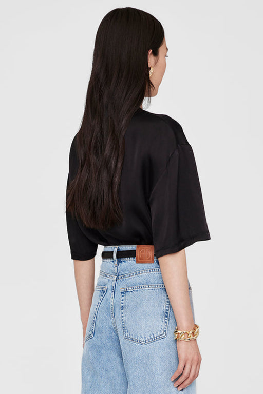 Anine Bing Imogen Top – luksuriøs silkebluse i 100% charmeuse med semi-skinnende finish, oversized pasform og elegante detaljer.