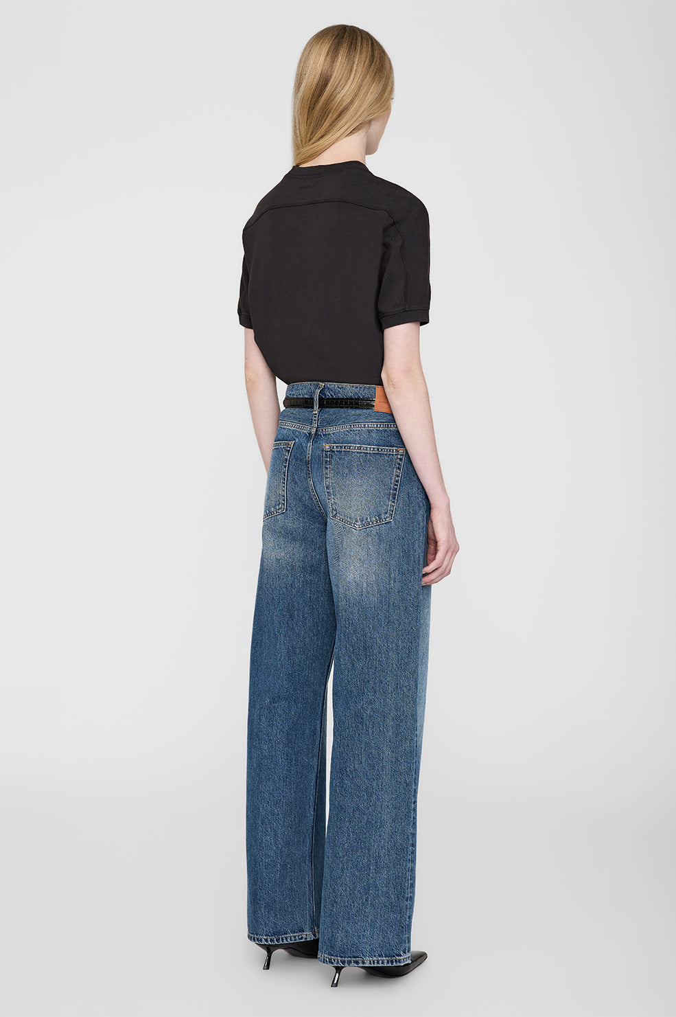 Anine Bing Jaylin Tee i Vintage Black med BING-grafik - Retro-inspireret T-shirt i 100% Bomuld