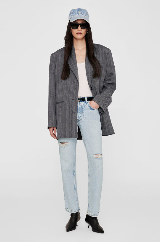 Anine Bing Jeremy Baseball Cap AB – håndlavet kasket i bleached blue denim med justerbar rem og elfenbensfarvet satinbroderi.