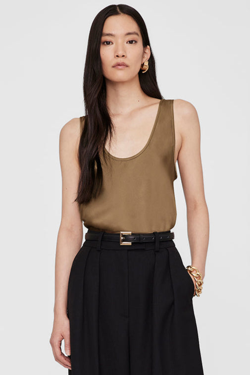 Anine Bing Lea Top – luksuriøs silketop med subtile draperinger og ren finish ved halsen.