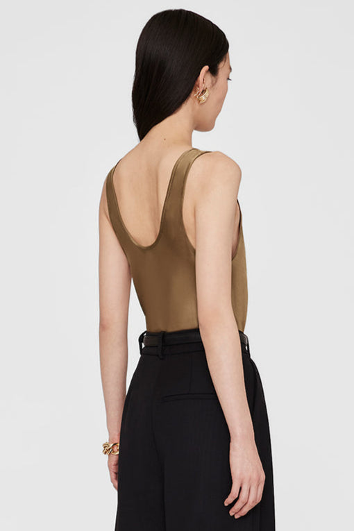 Anine Bing Lea Top – luksuriøs silketop med subtile draperinger og ren finish ved halsen.