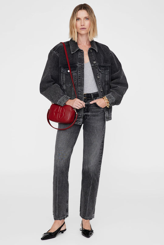 Anine Bing Lili Bag – elegant håndtaske i blødt læder med aftagelige stropper, lynlåslukning og monogramdetalje.